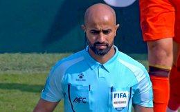 Trang tin Sina lo U23 Trung Quốc bị trọng tài bắt ép