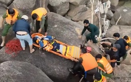 Video công an, biên phòng cứu 2 du khách nước ngoài bị sóng cuốn khi tắm biển