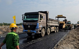 Đổ bê tông nhựa điểm đầu cao tốc Châu Đốc - Cần Thơ - Sóc Trăng