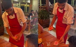 Khách ngỡ ngàng trước màn ảo thuật bài vi diệu của nam nhân viên