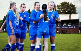 HLV bóng đá nữ Anh bị cấm 12 năm vì gửi ảnh nhạy cảm của mình cho cầu thủ