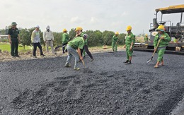 Đổ bê tông nhựa điểm đầu cao tốc ở An Giang chào mừng Đại hội XIV của Đảng