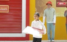 Cô bé vui mừng cầm bảng thưởng chạy về chia sẻ niềm vui với bà