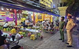 Xử lý hàng quán trên đường Phạm Văn Đồng, Nguyễn Xí, yêu cầu trả nguyên trạng vỉa hè cho người đi bộ