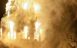 Đêm giao thừa bất ổn ở Hà Lan vì bạo lực nhắm vào cảnh sát, cháy nhà thờ cổ ở Amsterdam