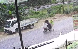 Cảnh sát giao thông bị xe máy kẹp ba tông gãy đùi khi ra tín hiệu dừng xe