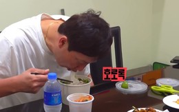 HLV Kim Sang Sik ăn phở với... kim chi