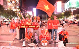 Trực tiếp: Biển người ở phố đi bộ Nguyễn Huệ 'tiếp lửa' U23 Việt Nam đấu với U23 Trung Quốc