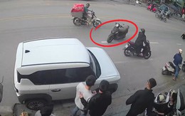 Nhóm thanh niên ngơ ngác vì chiếc xe máy không người lái đâm sầm vào ô tô