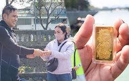 Thợ lặn tìm kiếm, trao trả 2 lượng vàng cho người đánh rơi ở sông Hương