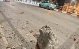 Dân mạng khen hết lời tài xế taxi cẩn thận nhặt gọn gạch đá rơi lúc rạng sáng