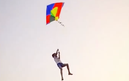 Xác minh clip bé trai bị gió cuốn lên trời trong lễ hội thả diều ở Ấn Độ