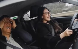 Thầy giáo xanh mặt, toát mồ hôi với học viên nhầm phanh chân với cần gạt nước