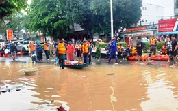 Khánh Hòa đã nhận tiền ủng hộ và trao hỗ trợ cho dân bị lũ lụt thế nào?