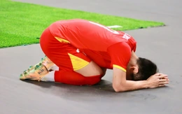 CĐV châu Á thổn thức trước hình ảnh Đình Bắc quỳ xin lỗi