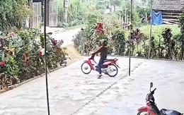 Chàng trai đề pa xe máy lao vào bụi cây