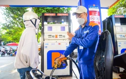 Đồng loạt giảm giá xăng, tăng giá dầu