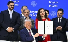 Phó Thủ tướng Bùi Thanh Sơn dự lễ ký hiến chương Hội đồng Hòa bình tại Davos