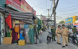 Công an TP.HCM tiếp tục xử lý lấn chiếm vỉa hè trên quốc lộ 13, công viên Tầm Vu ở phường Bình Thạnh