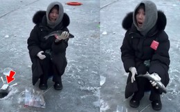 Cô gái đang sung sướng vì câu được cá thì rơi mất điện thoại