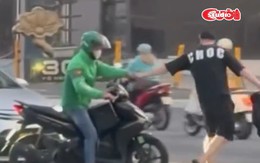 Tài xế xe công nghệ nhận cơn mưa lời khen khi giúp hai cha con du khách nước ngoài sang đường