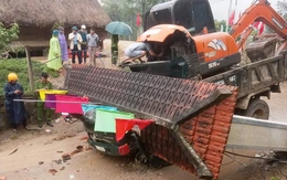 Xe ben chở xe múc tông sập cổng chào, tài xế và 1 người ngồi trong ca bin chết tại chỗ