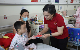 100 phần quà nghĩa tình, mang Tết ấm áp đến các bệnh nhi Bệnh viện Ung bướu TP.HCM