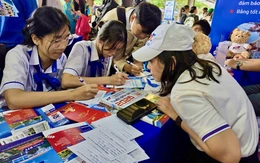 Học sinh mê các gian tư vấn tuyển sinh 'vừa được giải đáp, vừa nhận quà'