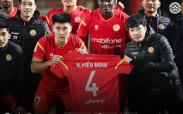 Trung vệ Hiểu Minh được đồng đội tri ân ở Cúp Quốc gia