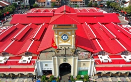 Chợ Bến Thành 'thay áo mới' sau 6 ngày, trung tâm TP.HCM rực rỡ đón Tết