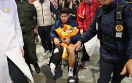 Hiểu Minh nhọc nhằn rời sân bay Nội Bài khi U23 Việt Nam về nước