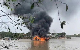 Nổ bình gas khiến ghe trên sông Cần Giuộc bị cháy rụi, 1 người bị thương