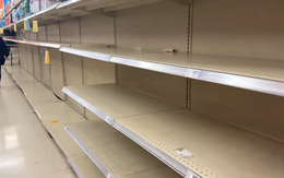 Dân Mỹ đổ xô mua hàng tích trữ ứng phó băng giá, nhiều siêu thị trống trơn