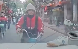 Nam sinh đạp xe 'thở đằng tai' rượt theo ô tô để chiếc giày