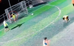 Thủ môn bị thủng lưới kiểu gà mắc tóc