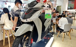 Thị trường xe máy cận Tết 'loạn' giá, người mua đỏ mắt chờ xe