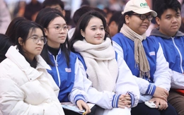 Chọn ngành nào cho tương lai? Hàng ngàn học sinh Ninh Bình đi nghe tư vấn tuyển sinh