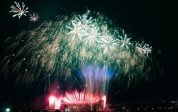 Vì sao pháo hoa có thể 'vẽ' trái tim, lá cờ, bụi tre... trên bầu trời?