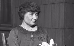Bác bỏ thuyết âm mưu cho rằng nhà văn nổi tiếng Helen Keller là nhân vật dàn dựng