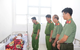 Thăm hỏi và trao 10 triệu đồng cho thiếu tá công an xã bị thương khi làm nhiệm vụ