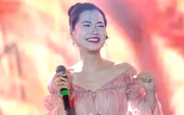 Khán giả đứng hình khi Lâm Vỹ Dạ không chọc cười... mà cầm micro hát