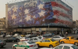 'Gieo gió ắt gặt bão': Iran tung bích họa khổng lồ dọa đáp trả khi tàu chiến Mỹ áp sát