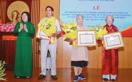 Phó bí thư Thành ủy TP.HCM Văn Thị Bạch Tuyết trao tặng Huy hiệu Đảng tại Đảng bộ phường Tân Sơn Nhì