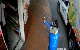 Cô gái ngồi lọt thỏm vào thùng phuy