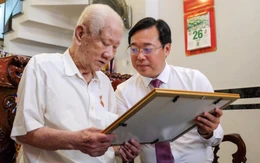 Phó bí thư thường trực Thành ủy TP.HCM Lê Quốc Phong trao Huy hiệu 80 năm tuổi Đảng tại Thới An