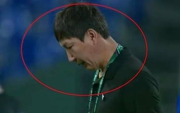 Báo Hàn nói về 'khoảnh khắc cúi đầu' của HLV Kim Sang Sik': Sự im lặng còn vang vọng hơn tiếng reo