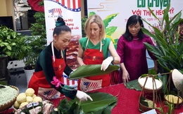 Tổng lãnh sự Mỹ cùng sinh viên 'thi' gói bánh chưng