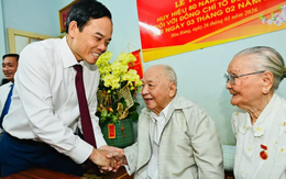 Bí thư Thành ủy TP.HCM Trần Lưu Quang trao Huy hiệu 80 năm tuổi Đảng