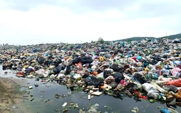 'Bãi rác chất cao như núi' gây quá tải ngừng tiếp nhận rác