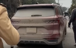 Biển số ô tô bị bụi bẩn che lấp: Tài xế nhận đã biết nhưng không lau trước khi đi